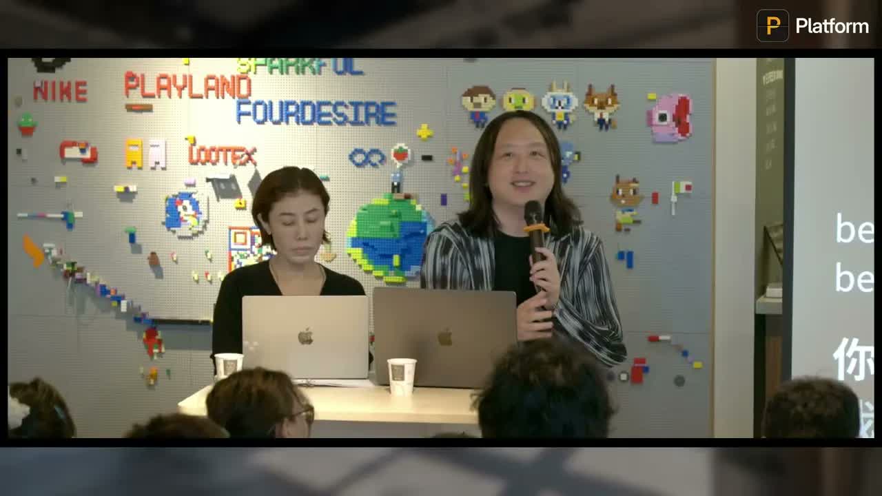 Platform 月台「對齊的另一面」對談現場，唐鳳拿著麥克風發言，丹增央措坐在一旁